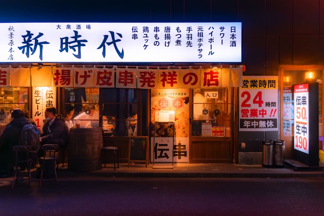配备太强壮！在国外大杀四方的歼10，回国阅兵只配拉彩烟！
